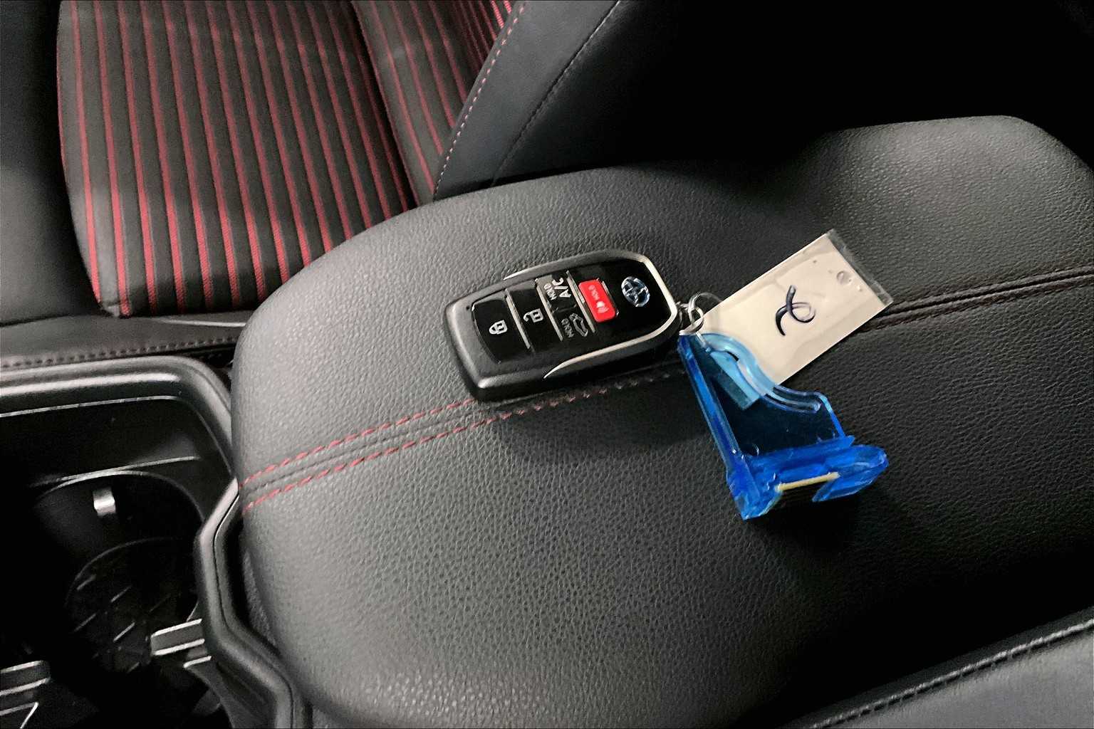 2022 Toyota RAV4 Prime XSE - Photo 31