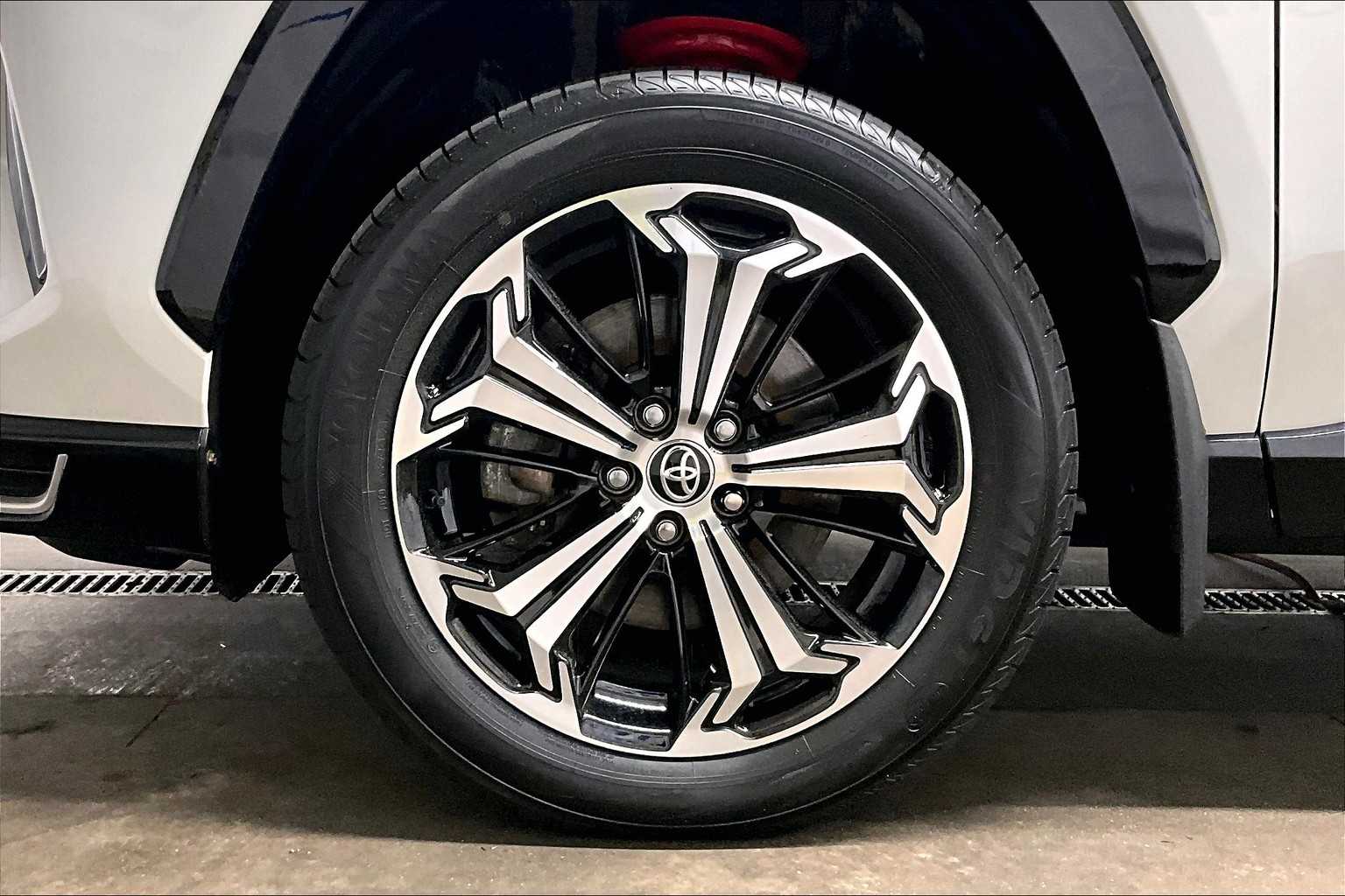 2022 Toyota RAV4 Prime XSE - Photo 7
