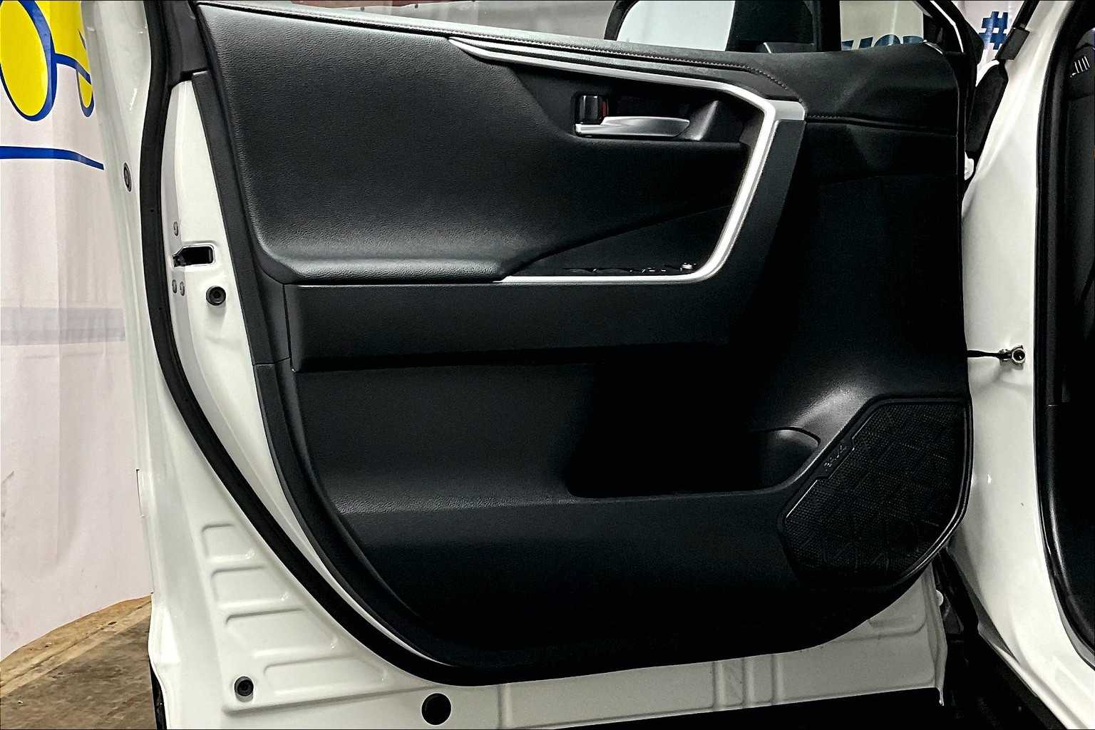 2022 Toyota RAV4 Prime XSE - Photo 9