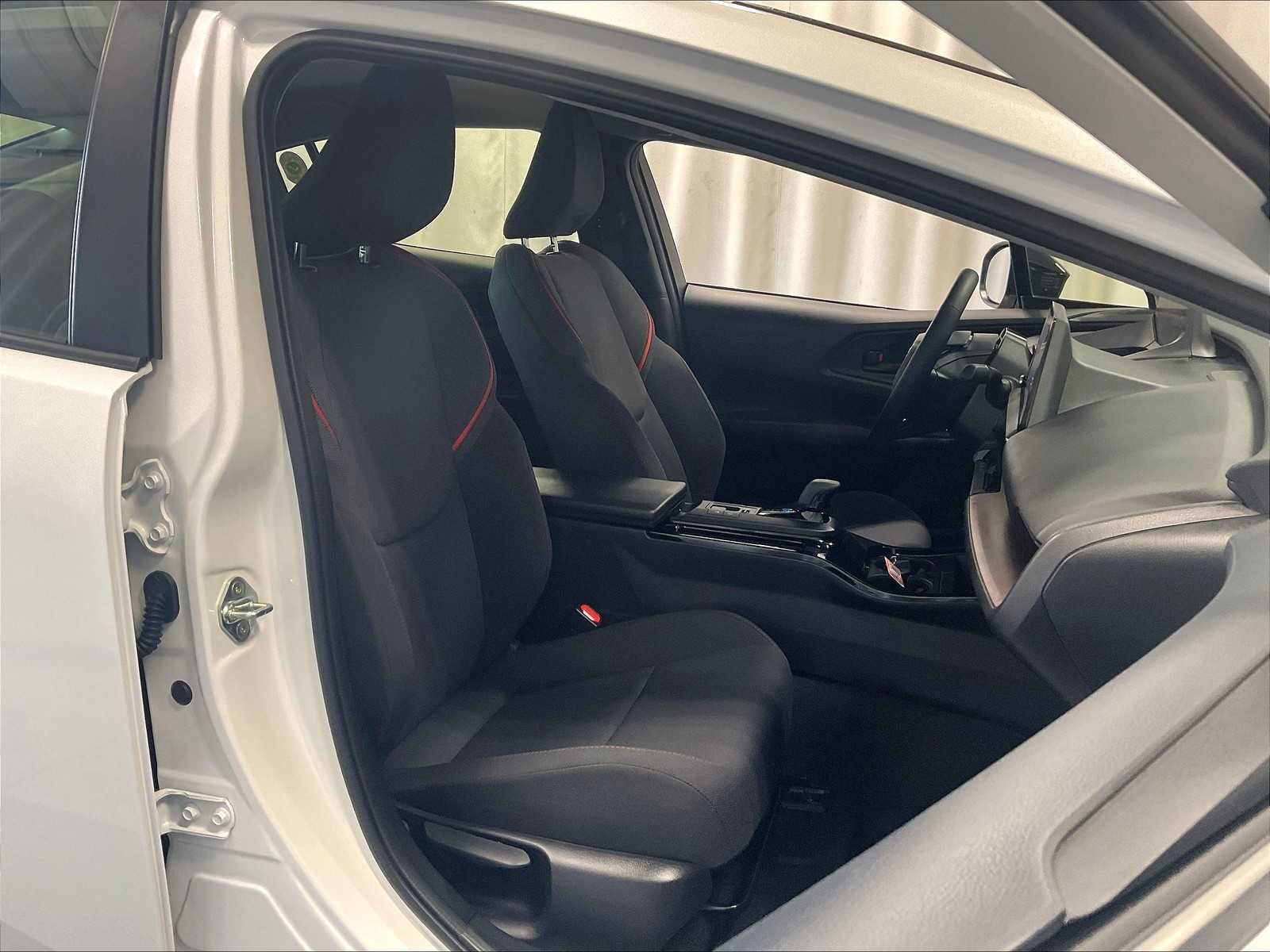 2024 Toyota Prius Prime SE - Photo 11