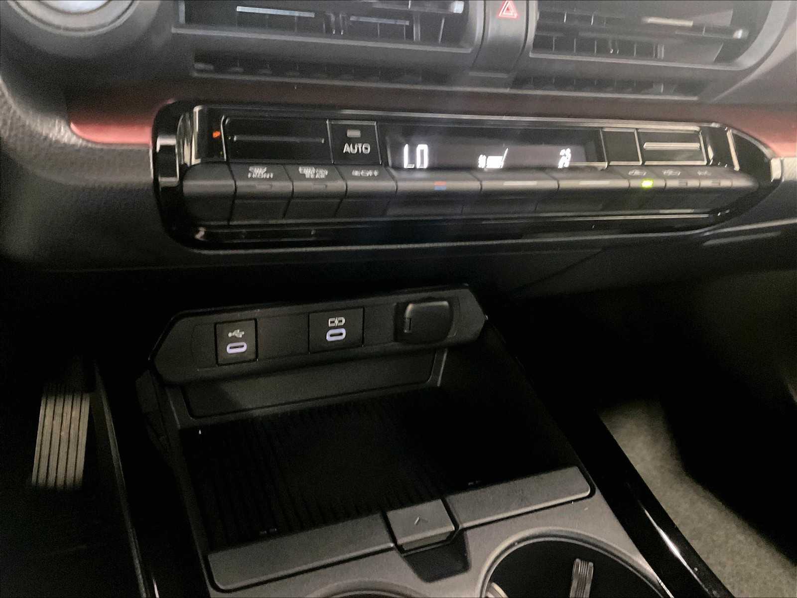 2024 Toyota Prius Prime SE - Photo 25