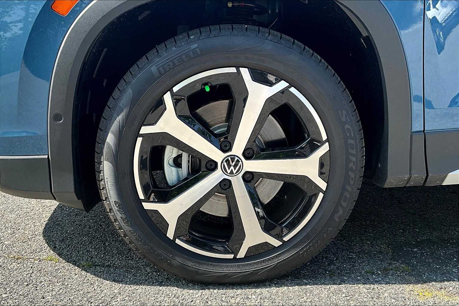 2025 Volkswagen Tiguan SE - Photo 8