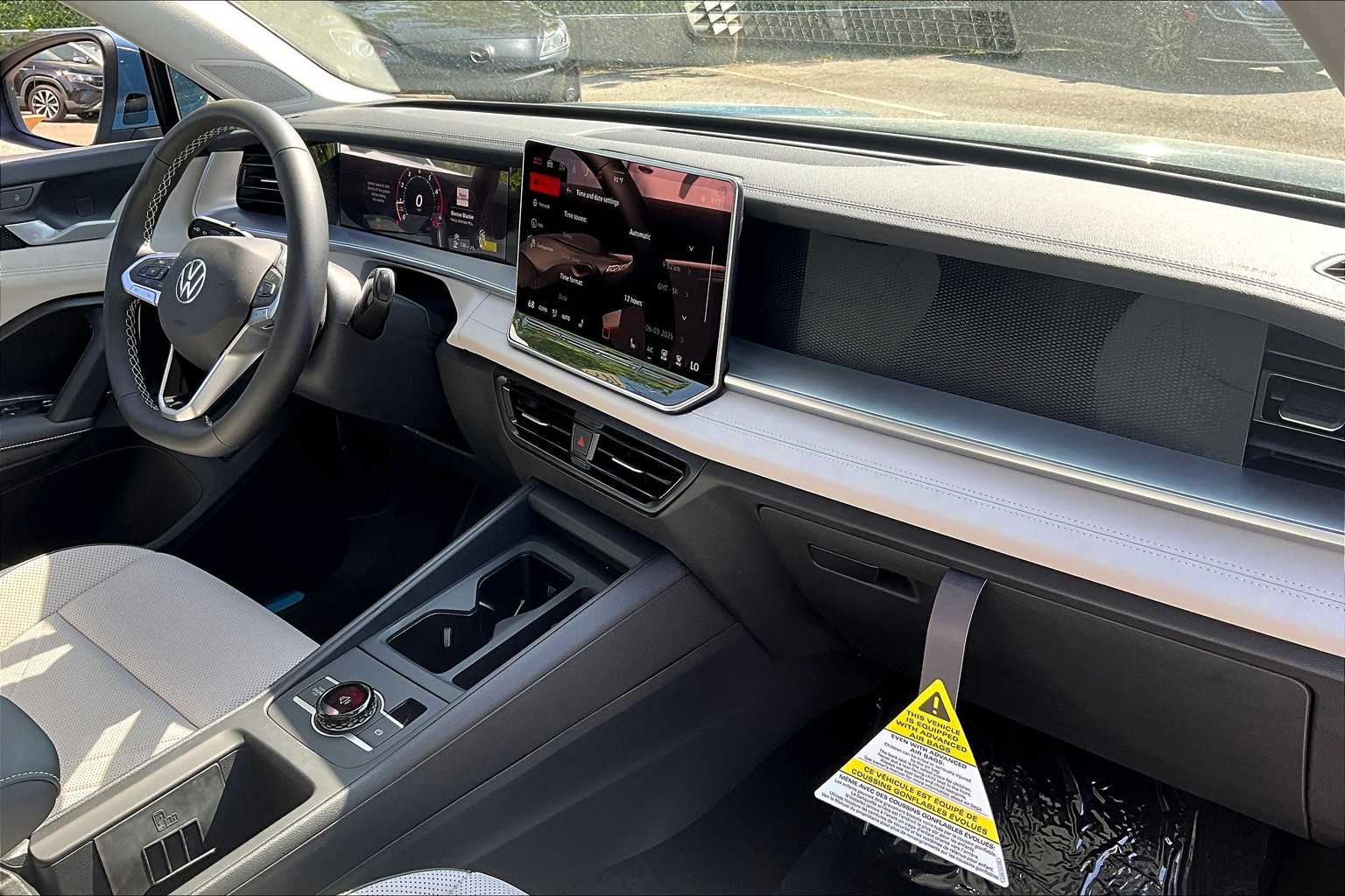 2025 Volkswagen Tiguan SE - Photo 10