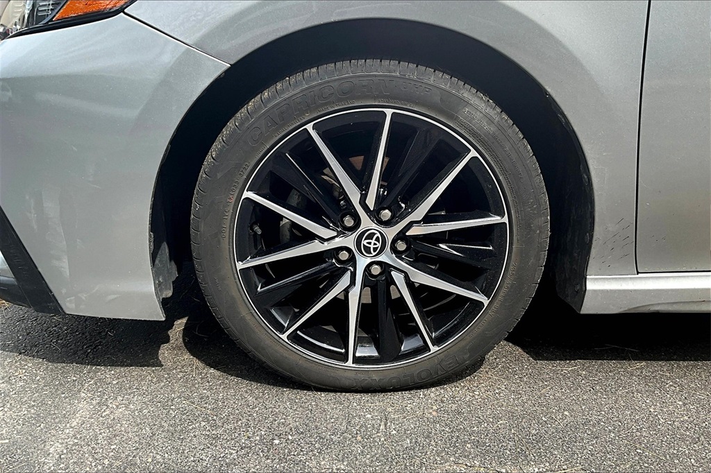 2022 Toyota Camry SE - Photo 13