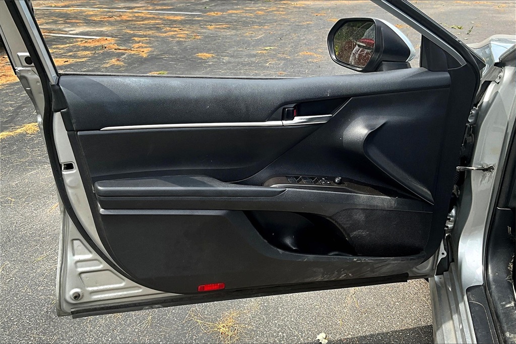 2022 Toyota Camry SE - Photo 16