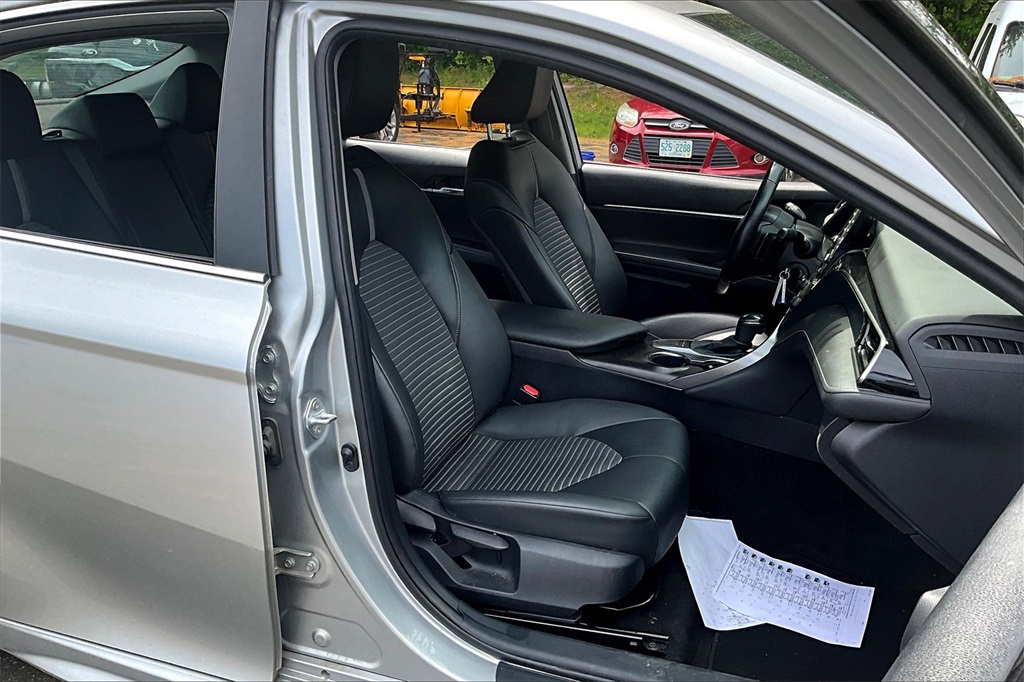 2022 Toyota Camry SE - Photo 18