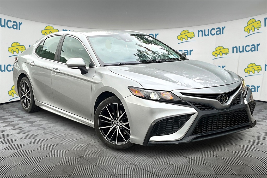 2022 Toyota Camry SE - Photo 2