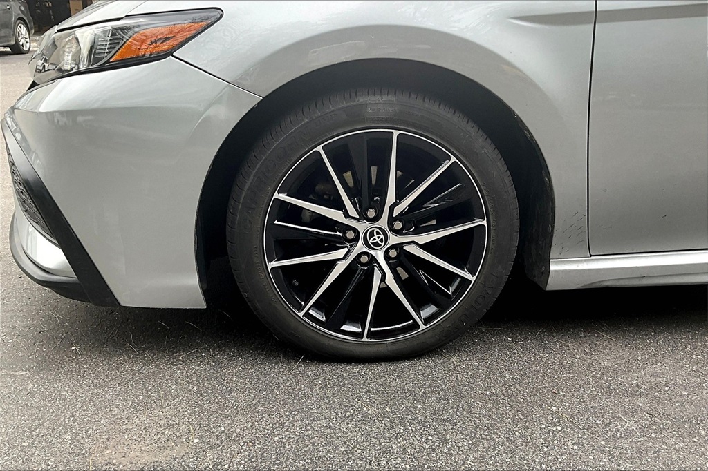 2022 Toyota Camry SE - Photo 8
