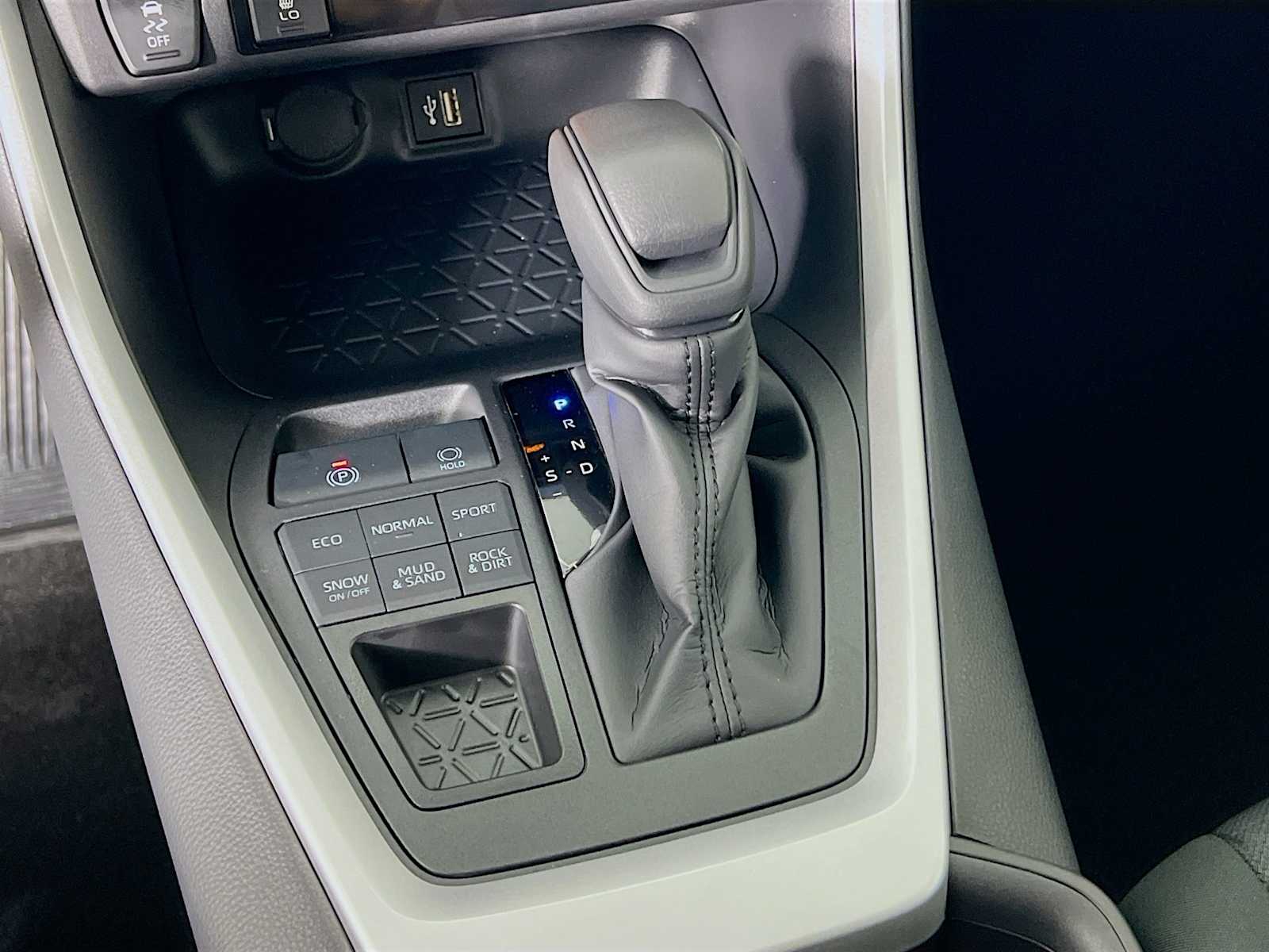 2025 Toyota RAV4 XLE - Photo 11