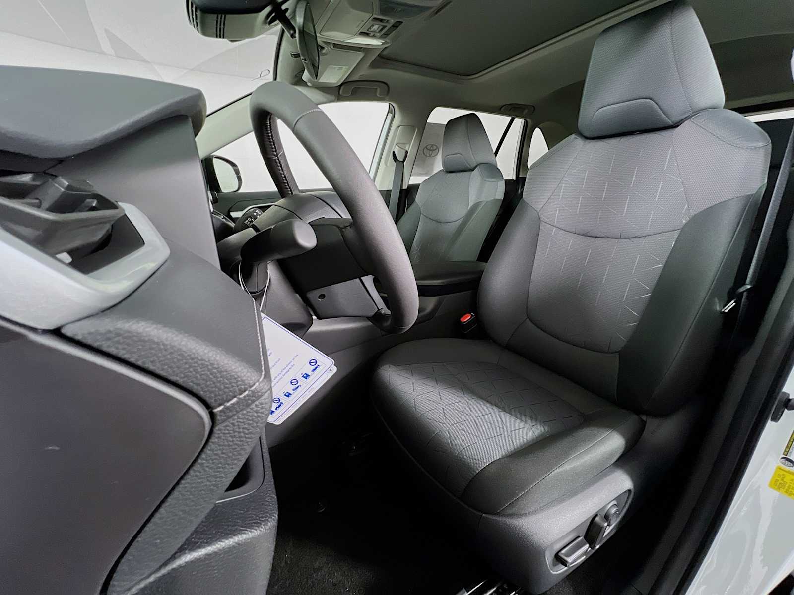 2025 Toyota RAV4 XLE - Photo 12