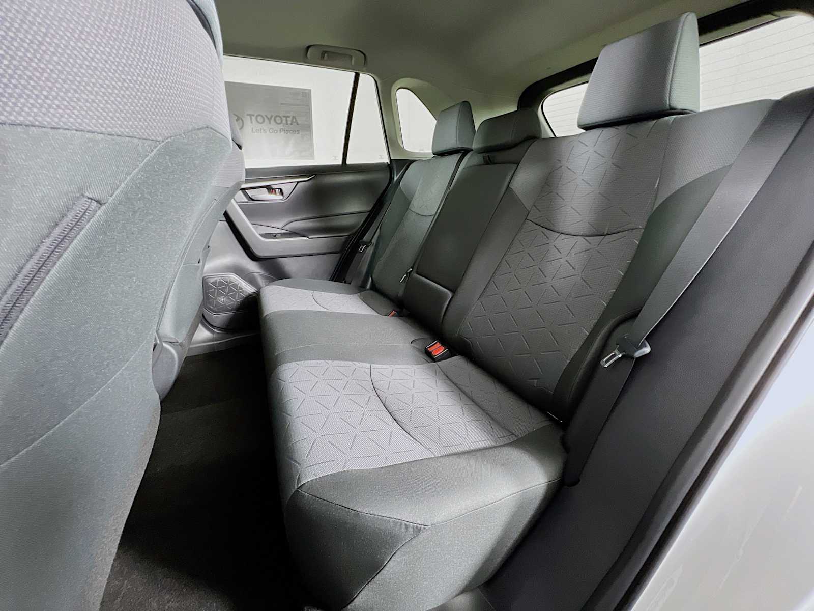 2025 Toyota RAV4 XLE - Photo 13