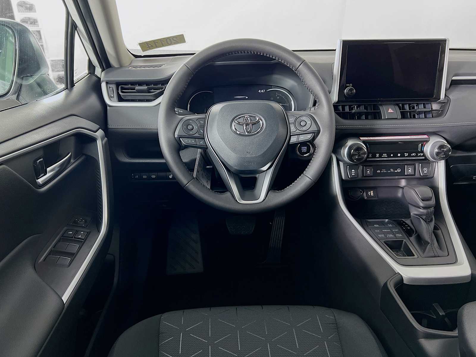 2025 Toyota RAV4 XLE - Photo 15
