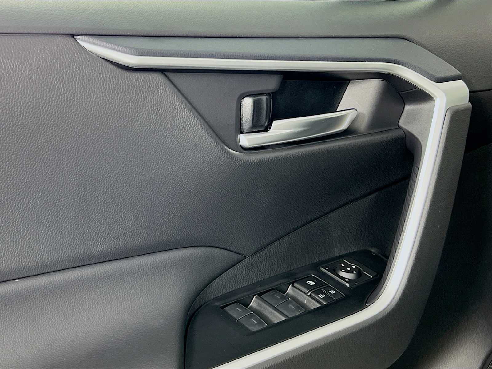 2025 Toyota RAV4 XLE - Photo 16