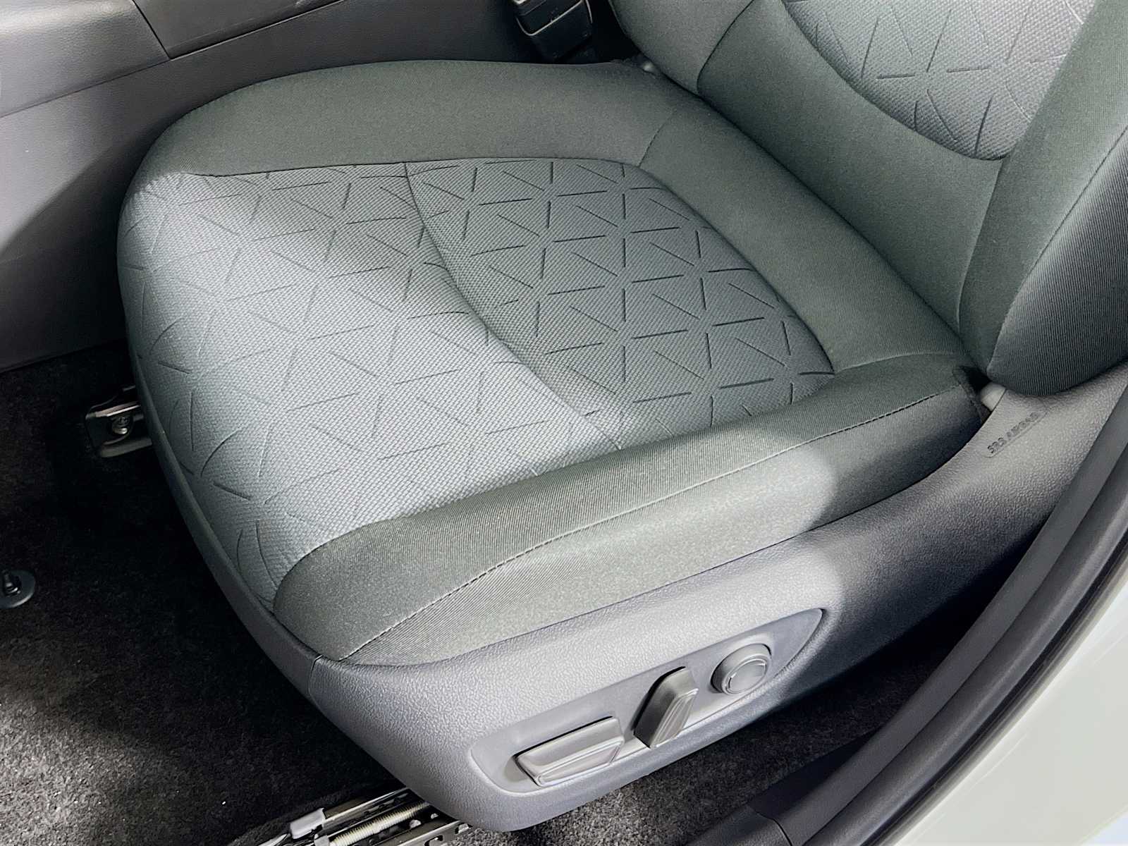 2025 Toyota RAV4 XLE - Photo 17