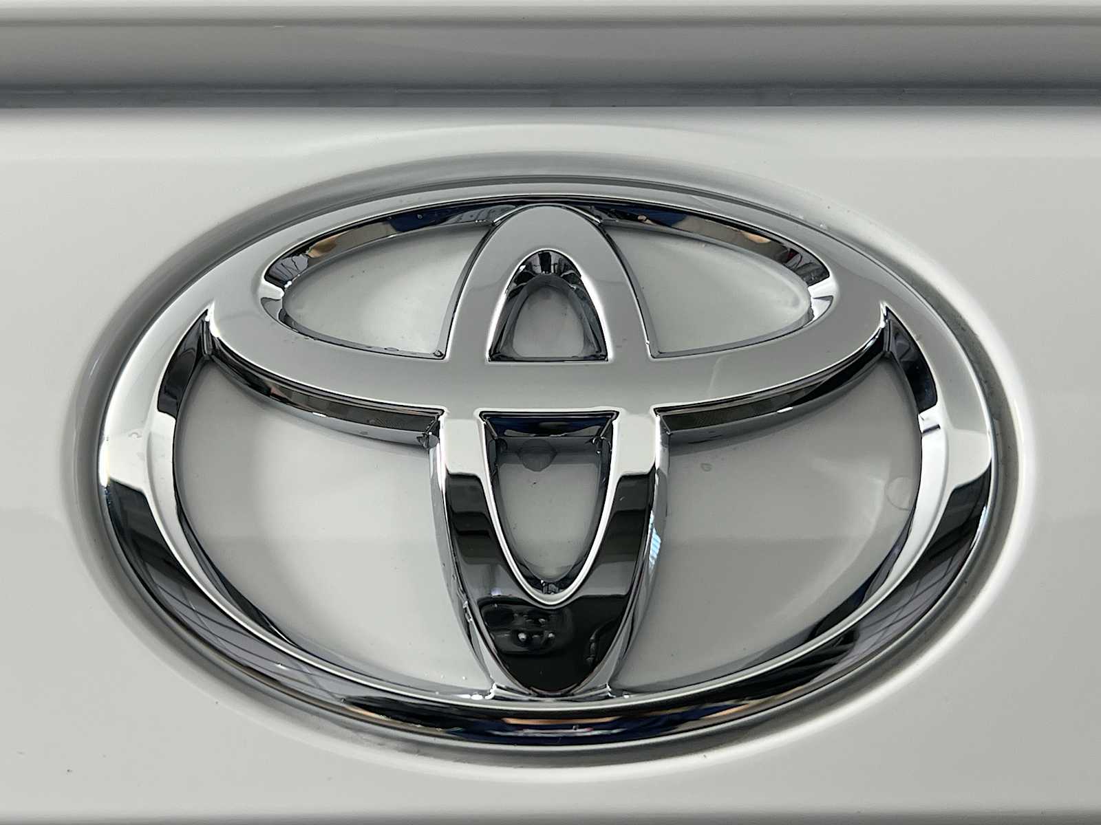 2025 Toyota RAV4 XLE - Photo 18