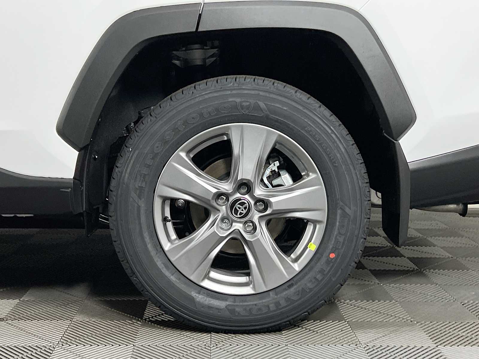 2025 Toyota RAV4 XLE - Photo 19