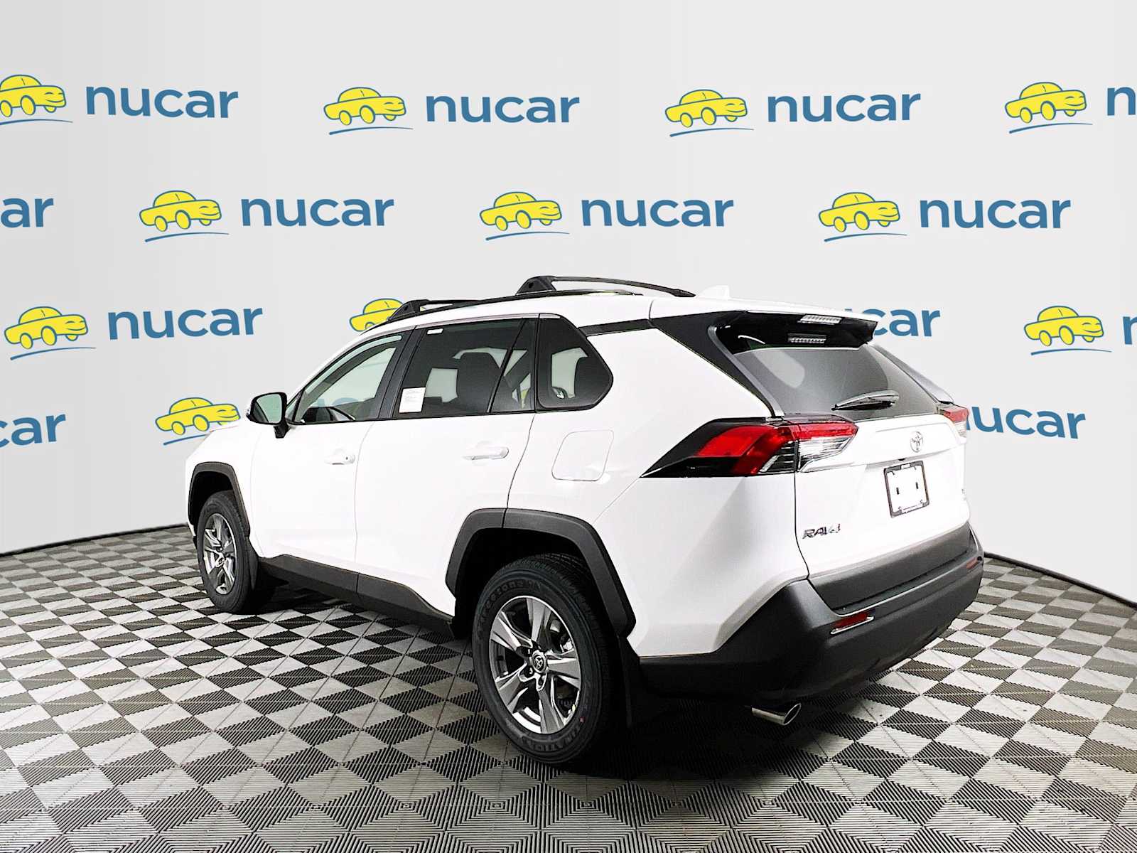2025 Toyota RAV4 XLE - Photo 4