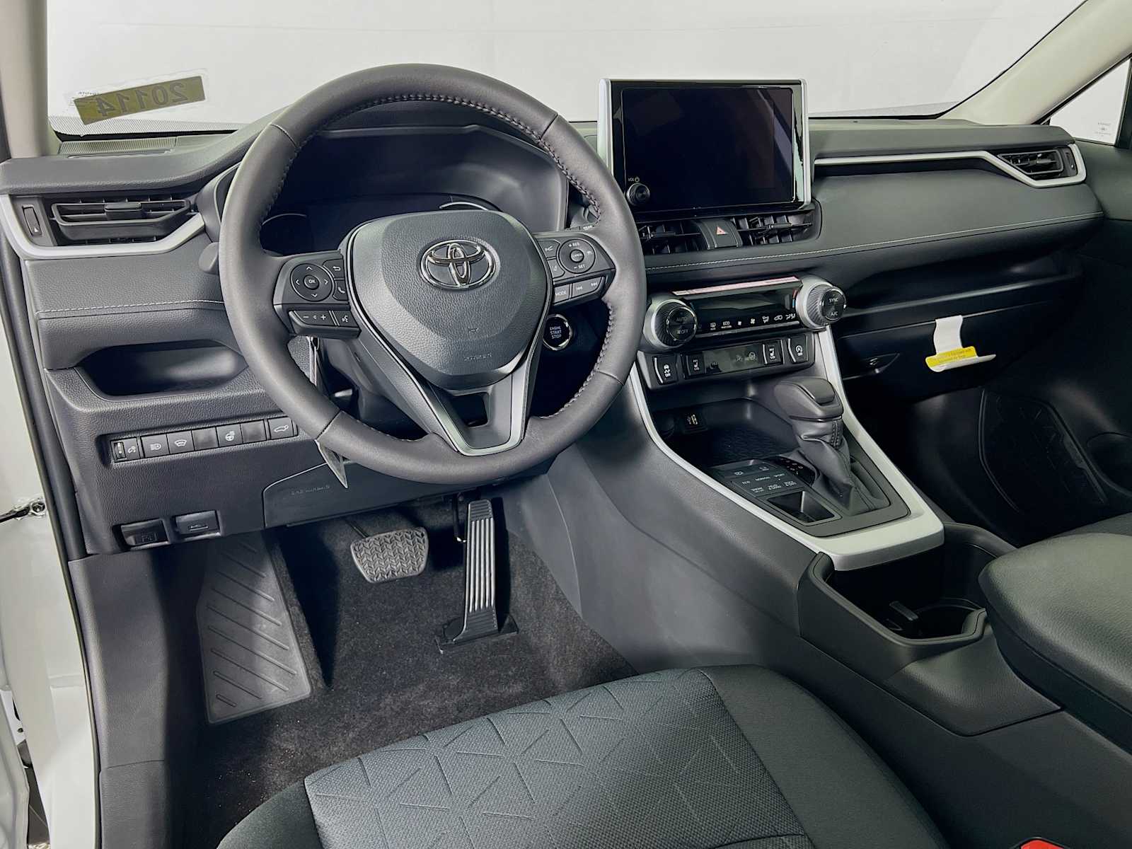 2025 Toyota RAV4 XLE - Photo 6