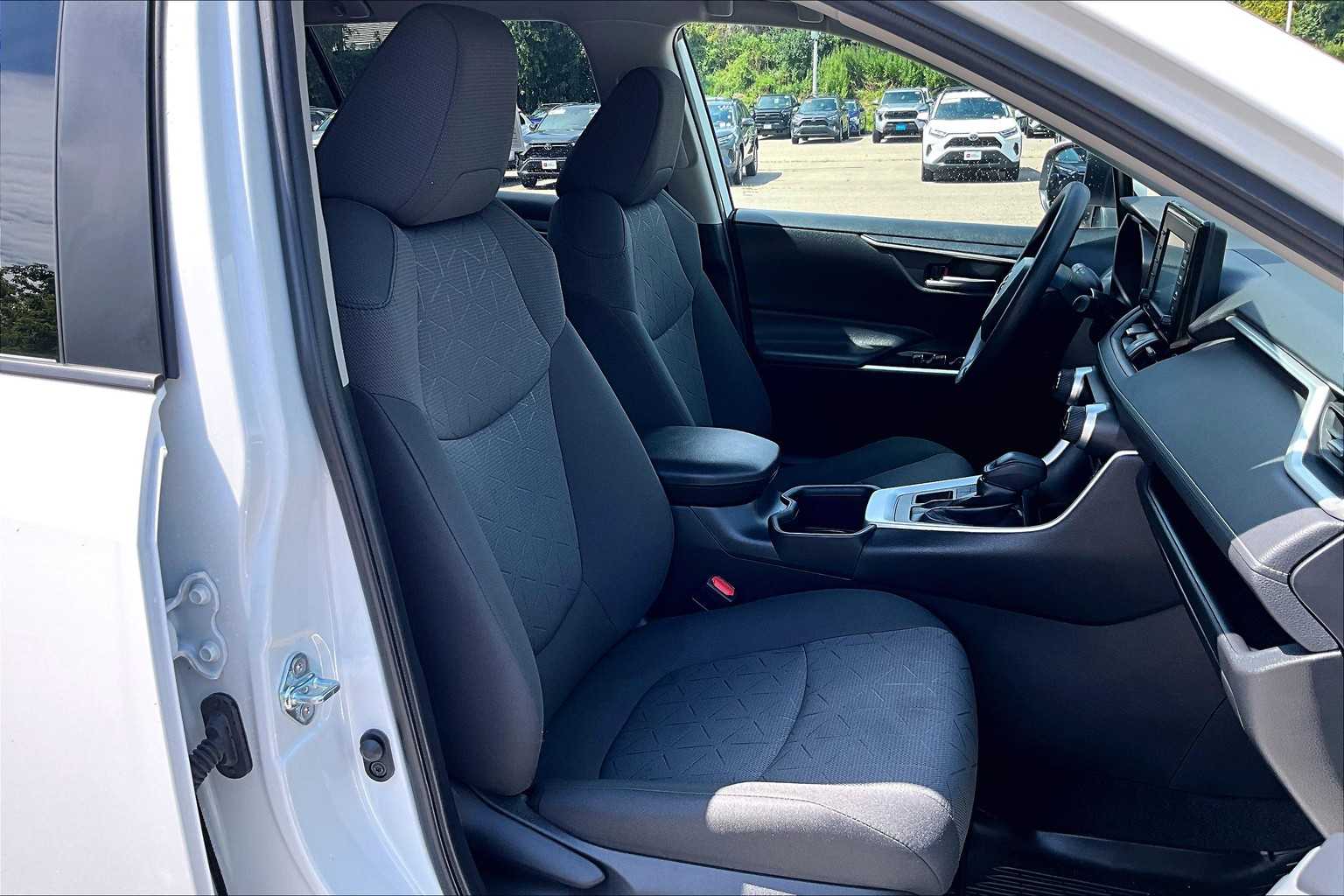 2022 Toyota RAV4 XLE - Photo 11