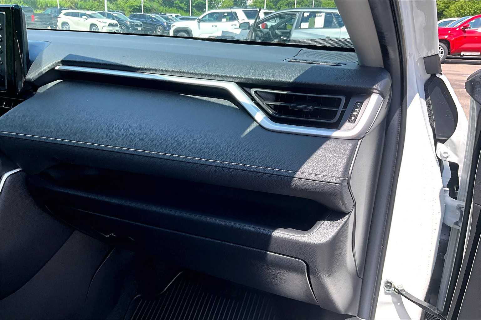 2022 Toyota RAV4 XLE - Photo 13