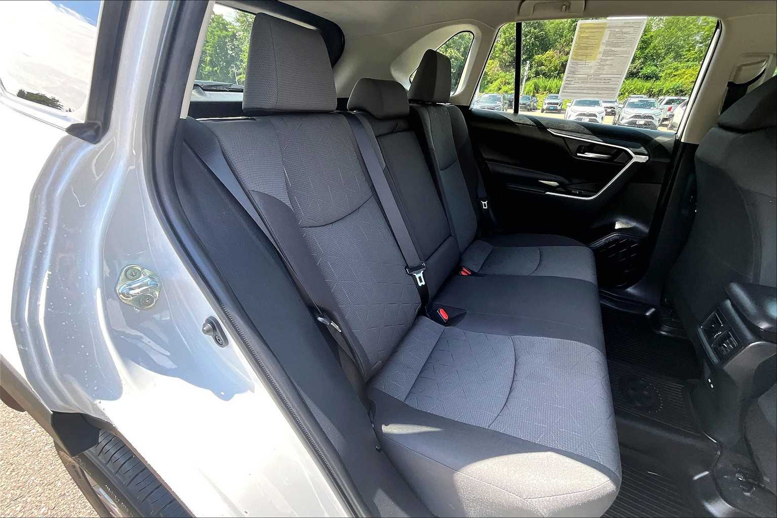 2022 Toyota RAV4 XLE - Photo 16