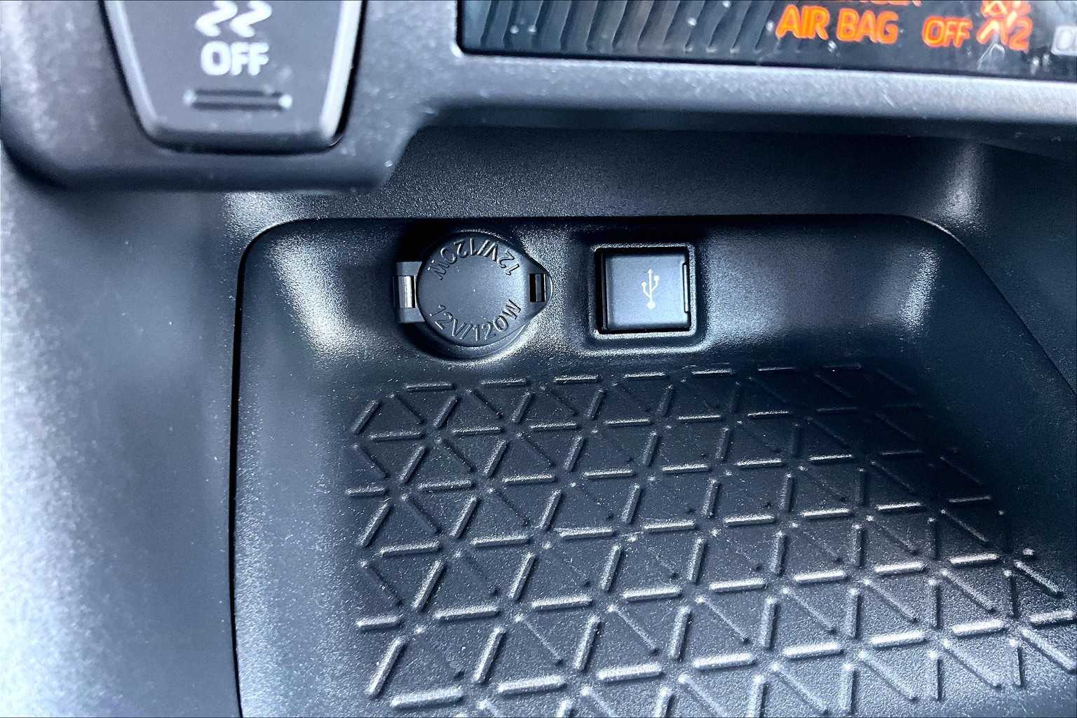 2022 Toyota RAV4 XLE - Photo 26