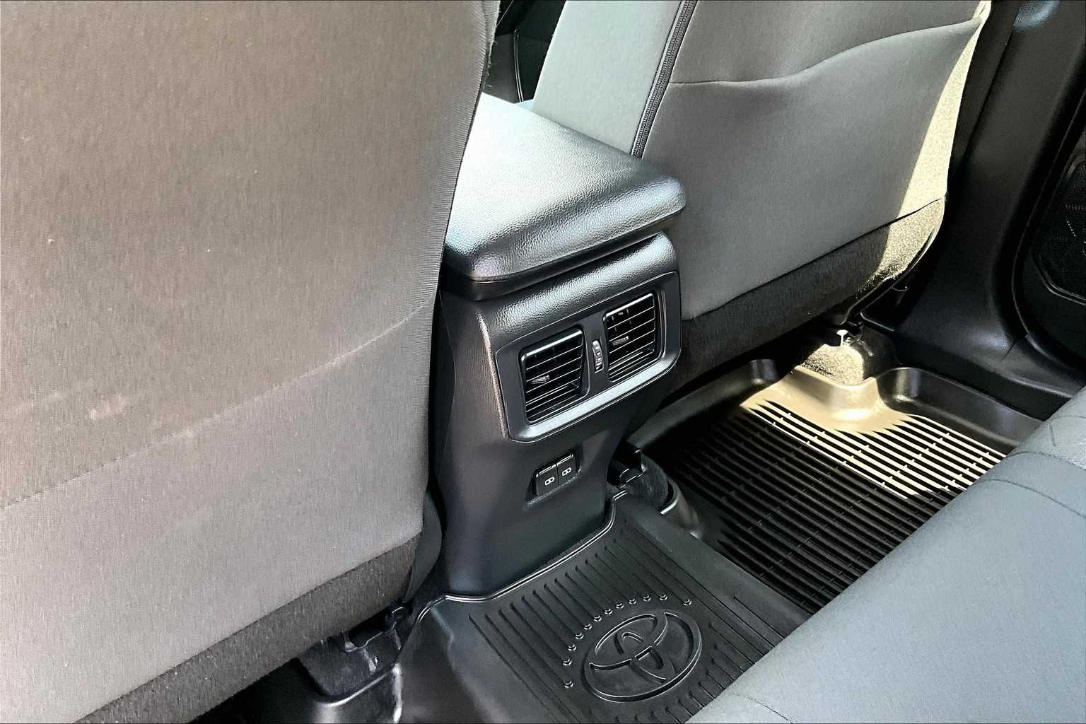 2022 Toyota RAV4 XLE - Photo 27