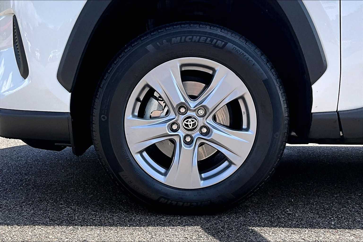 2022 Toyota RAV4 XLE - Photo 7