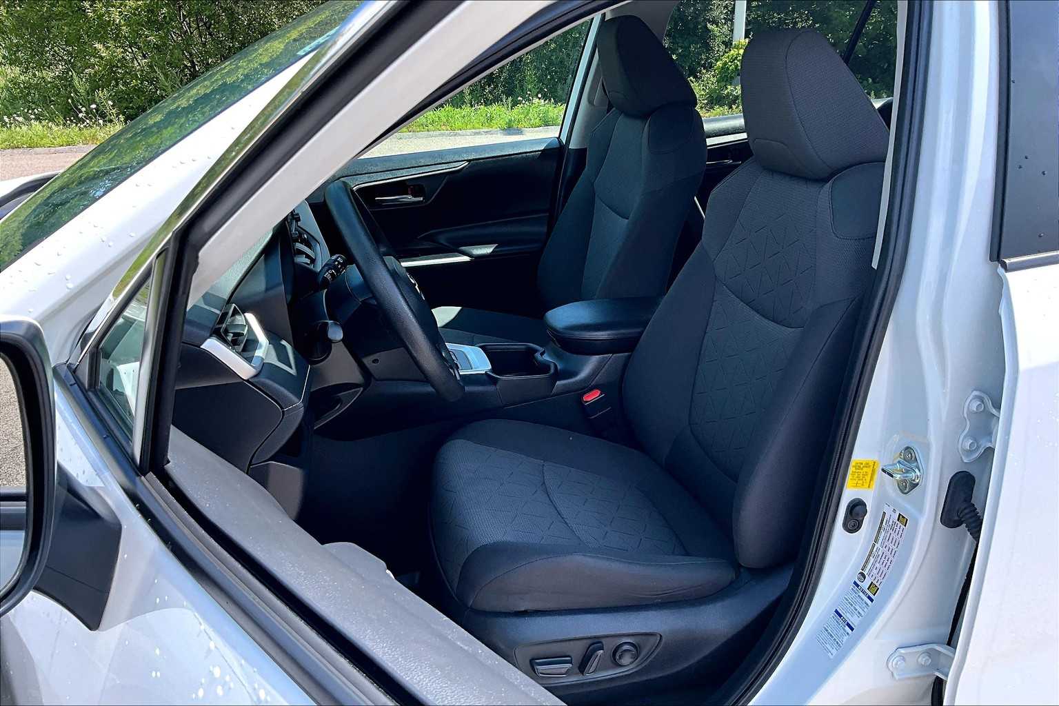 2022 Toyota RAV4 XLE - Photo 10