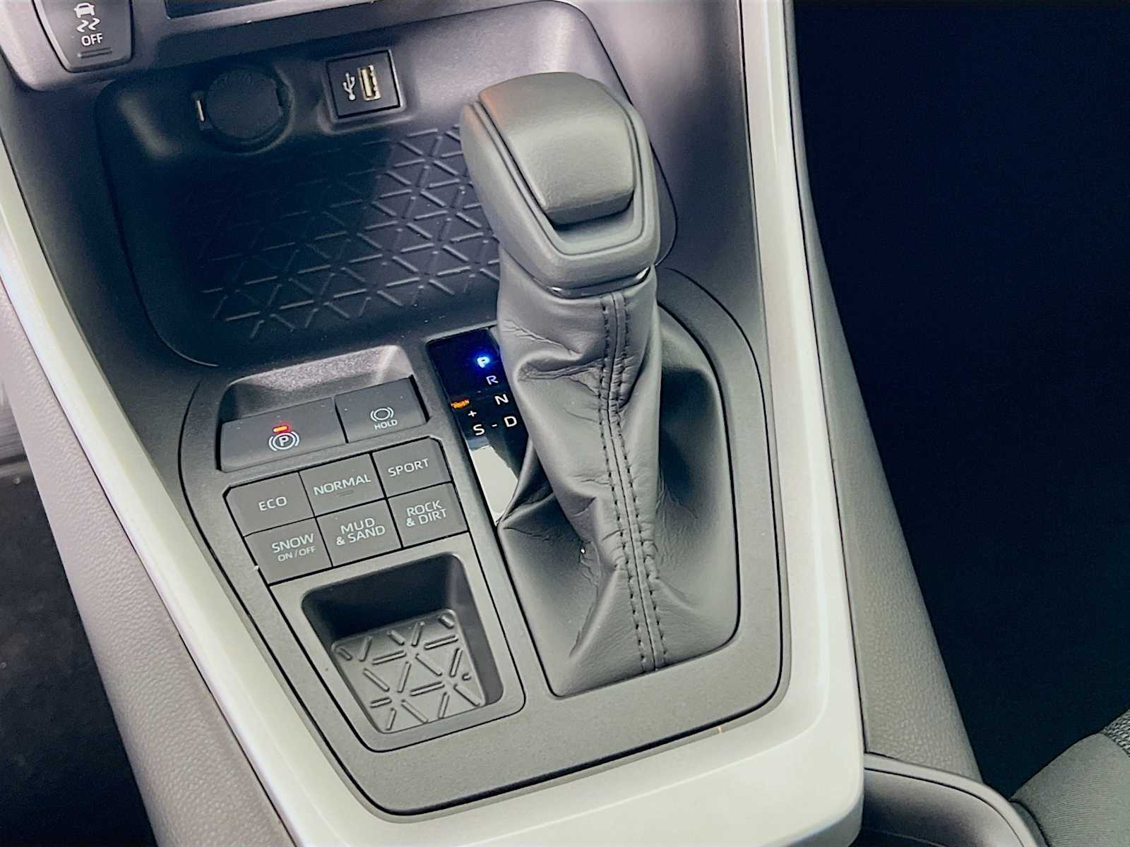 2025 Toyota RAV4 LE - Photo 11