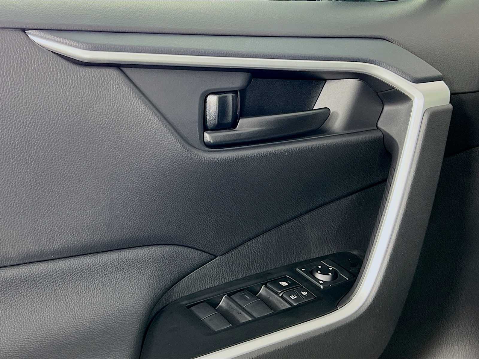 2025 Toyota RAV4 LE - Photo 16