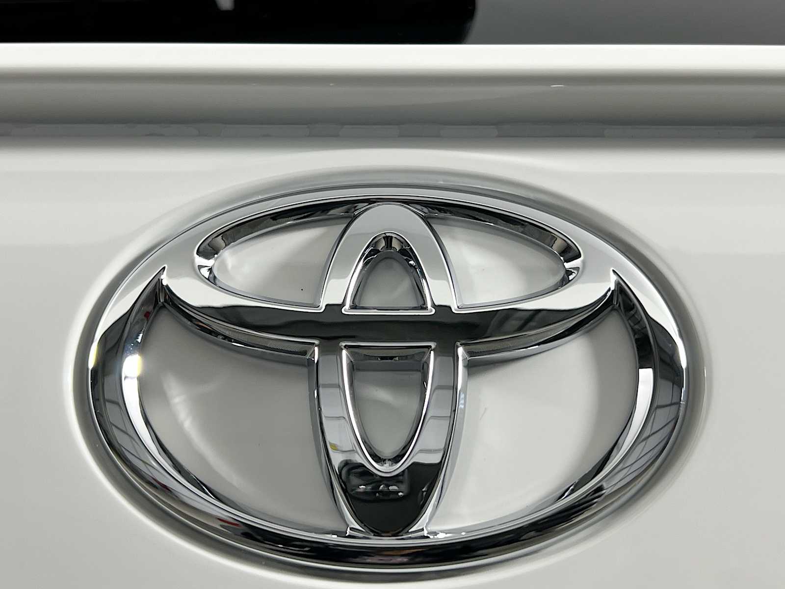 2025 Toyota RAV4 LE - Photo 18