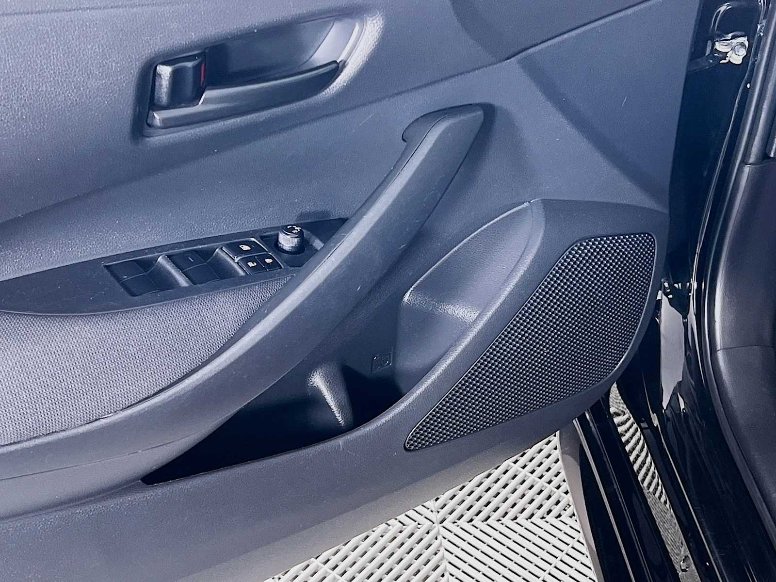 2023 Toyota Corolla LE - Photo 18