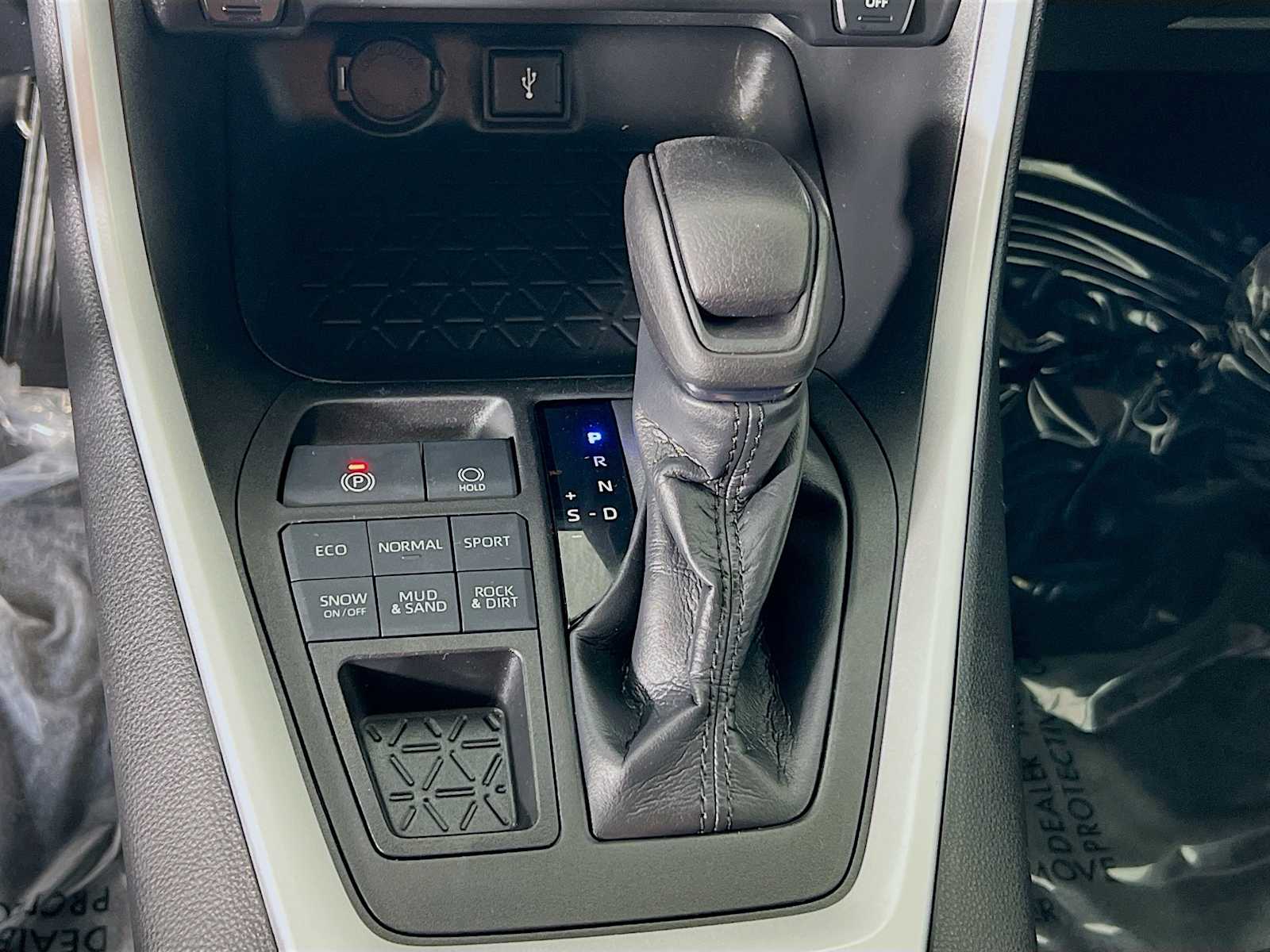 2021 Toyota RAV4 XLE - Photo 16