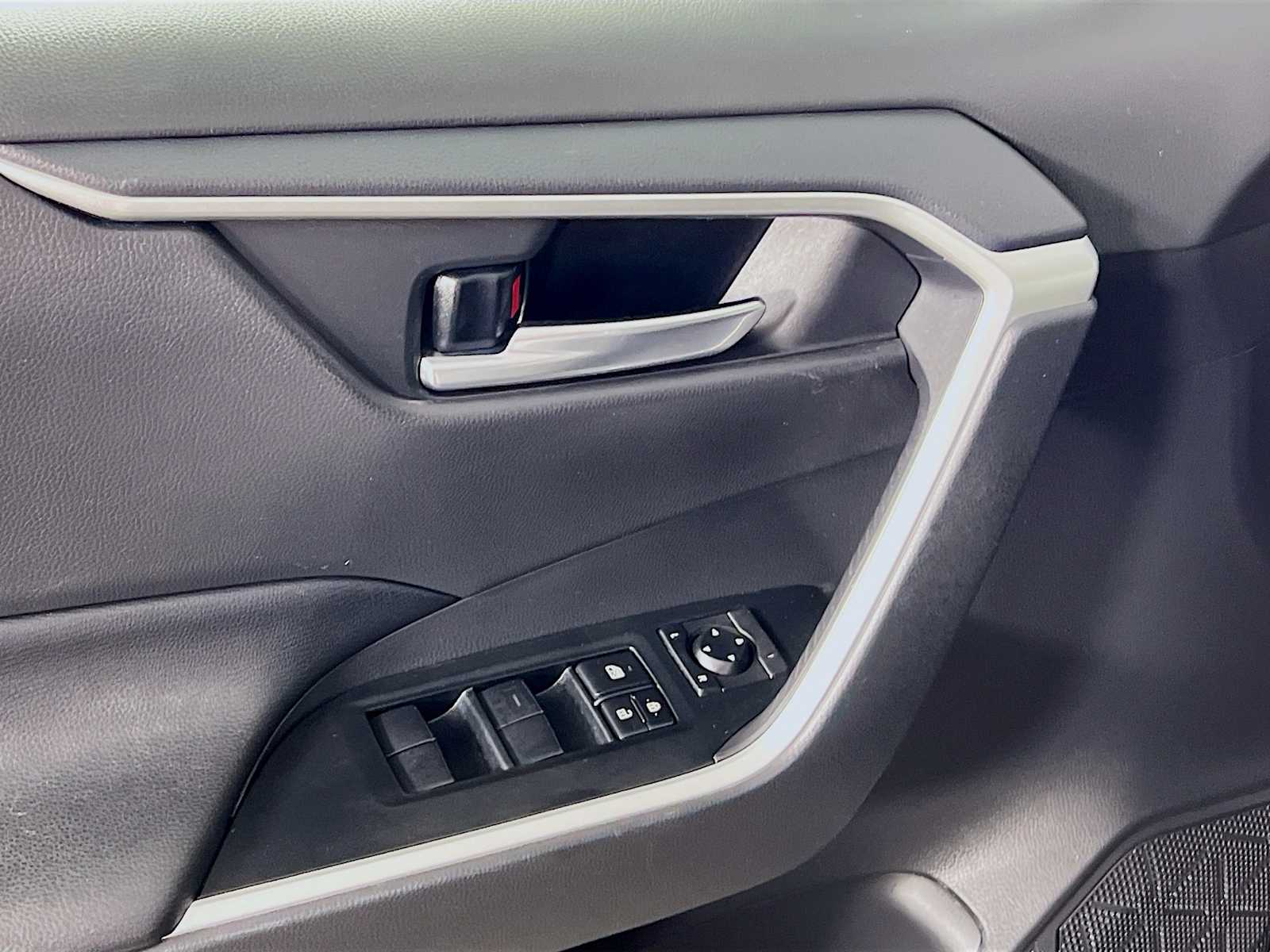 2021 Toyota RAV4 XLE - Photo 17