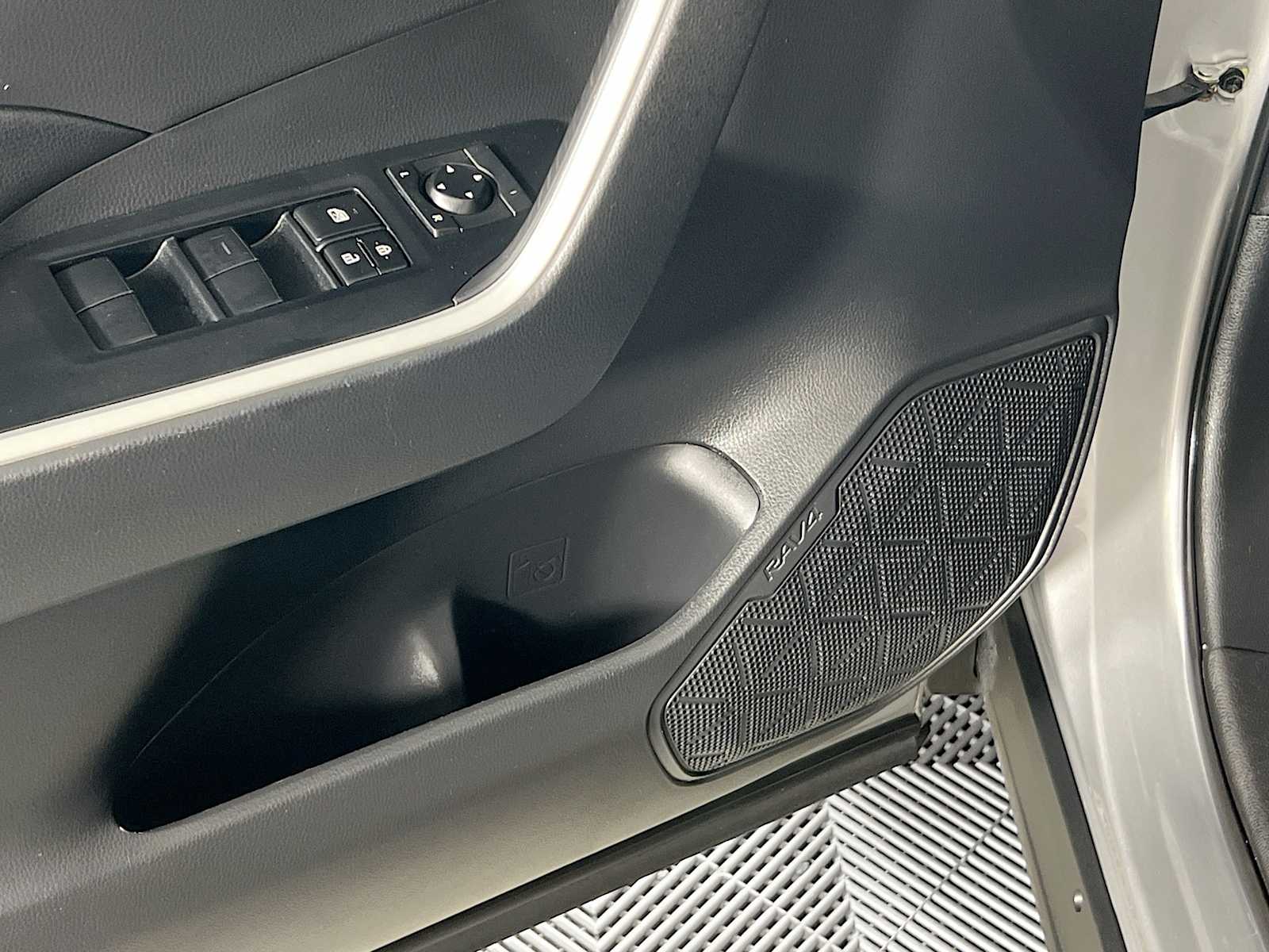 2021 Toyota RAV4 XLE - Photo 18