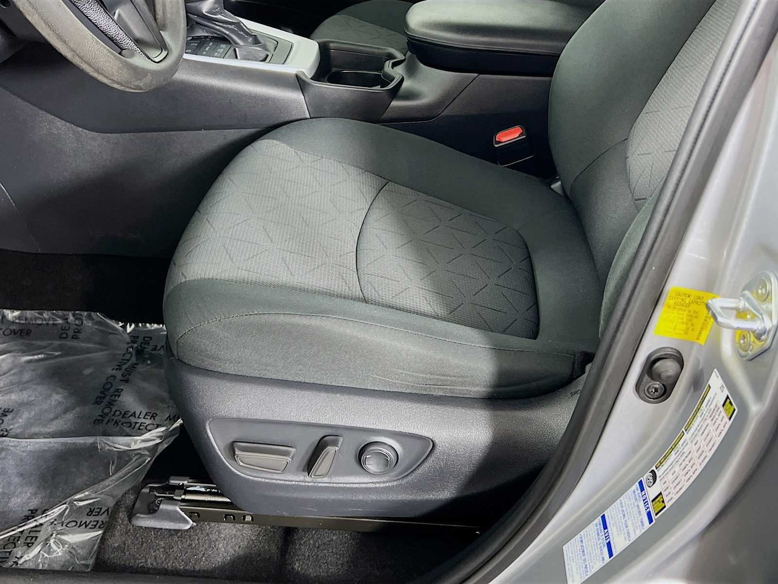 2021 Toyota RAV4 XLE - Photo 19