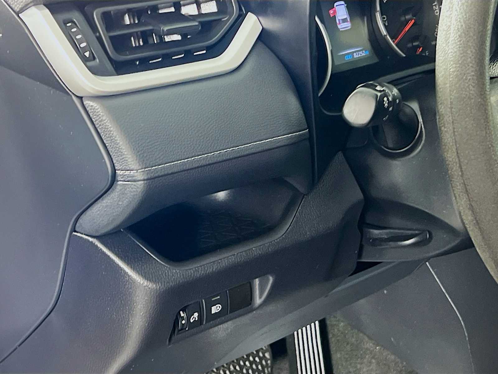 2021 Toyota RAV4 XLE - Photo 10