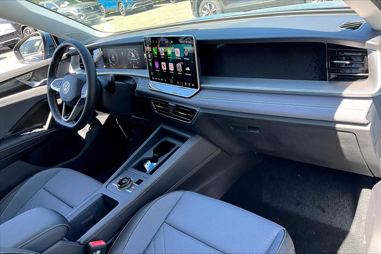 2025 Volkswagen Tiguan SE - Photo 10