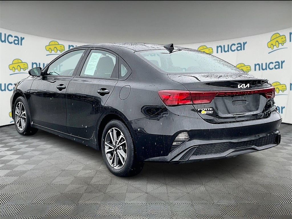 2023 Kia Forte LXS - Photo 4