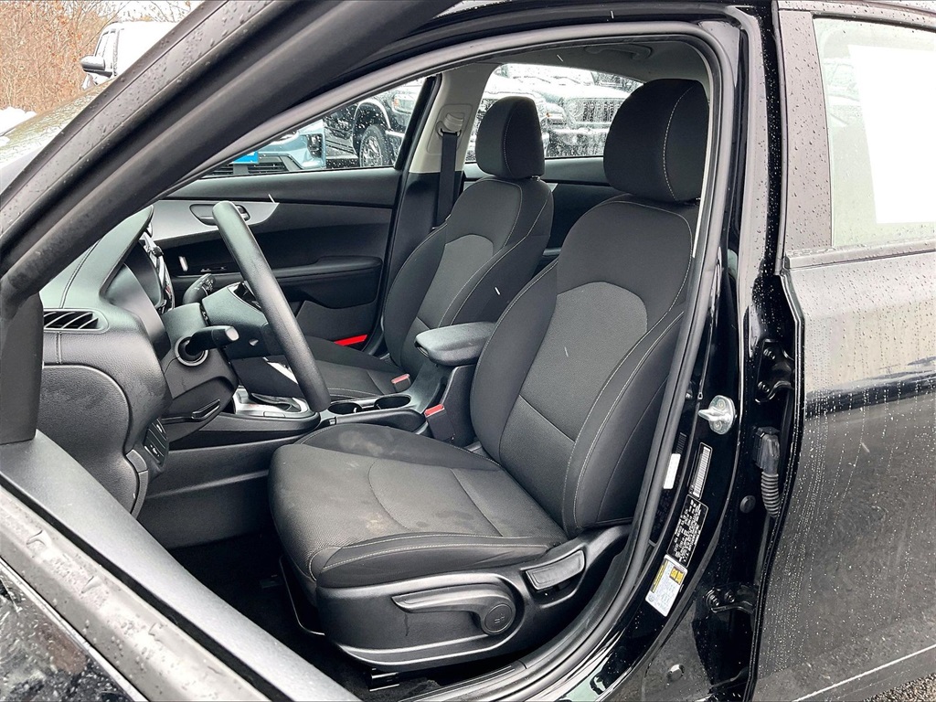 2023 Kia Forte LXS - Photo 9