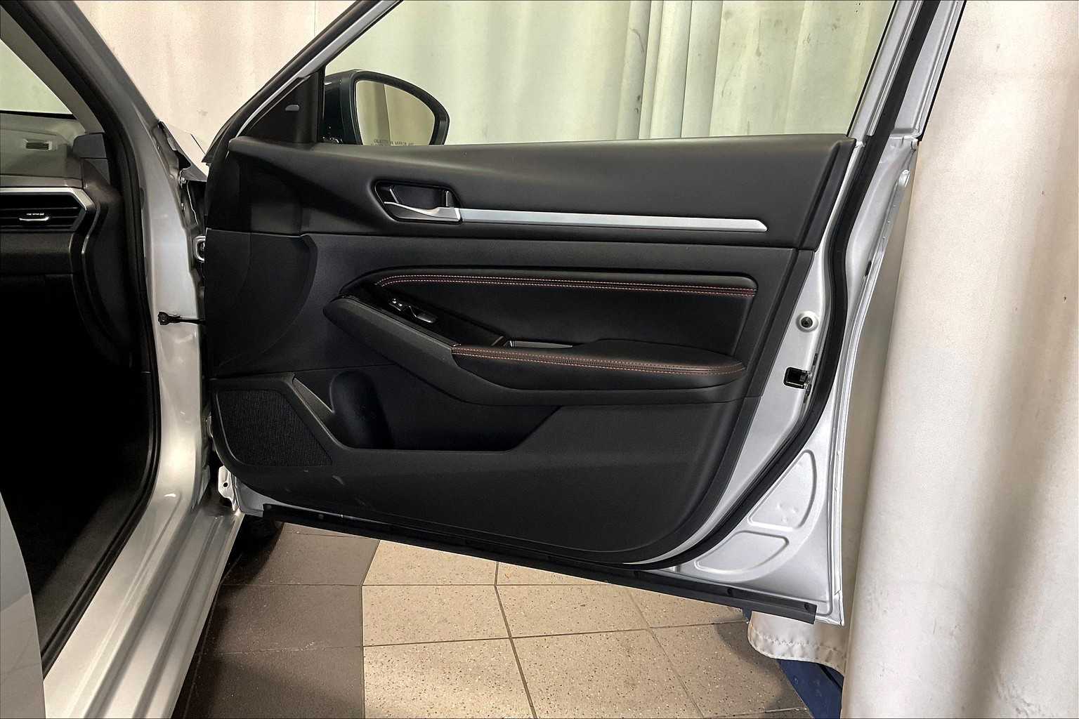 2023 Nissan Altima 2.5 SR - Photo 12