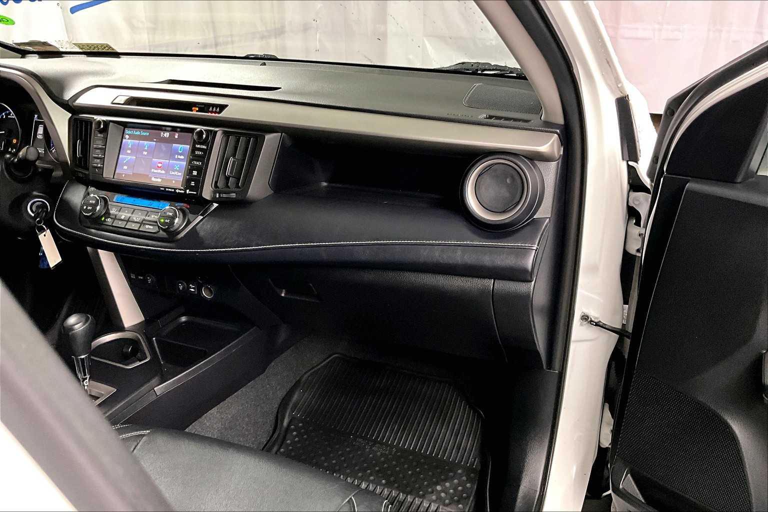 2017 Toyota RAV4 XLE - Photo 13