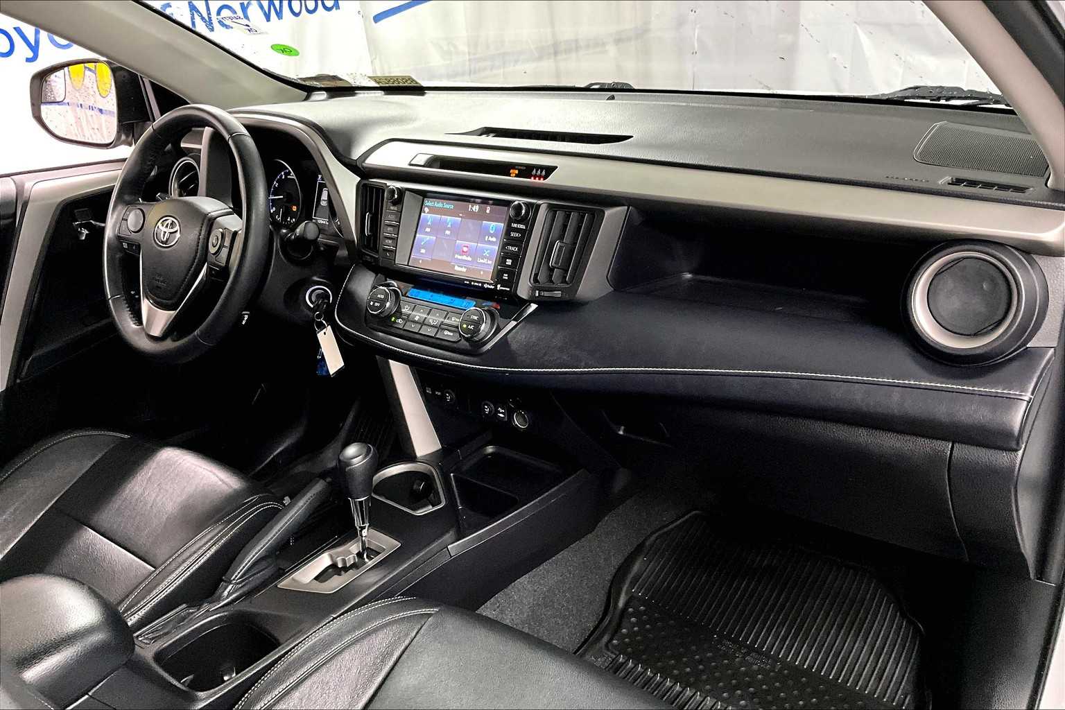 2017 Toyota RAV4 XLE - Photo 14