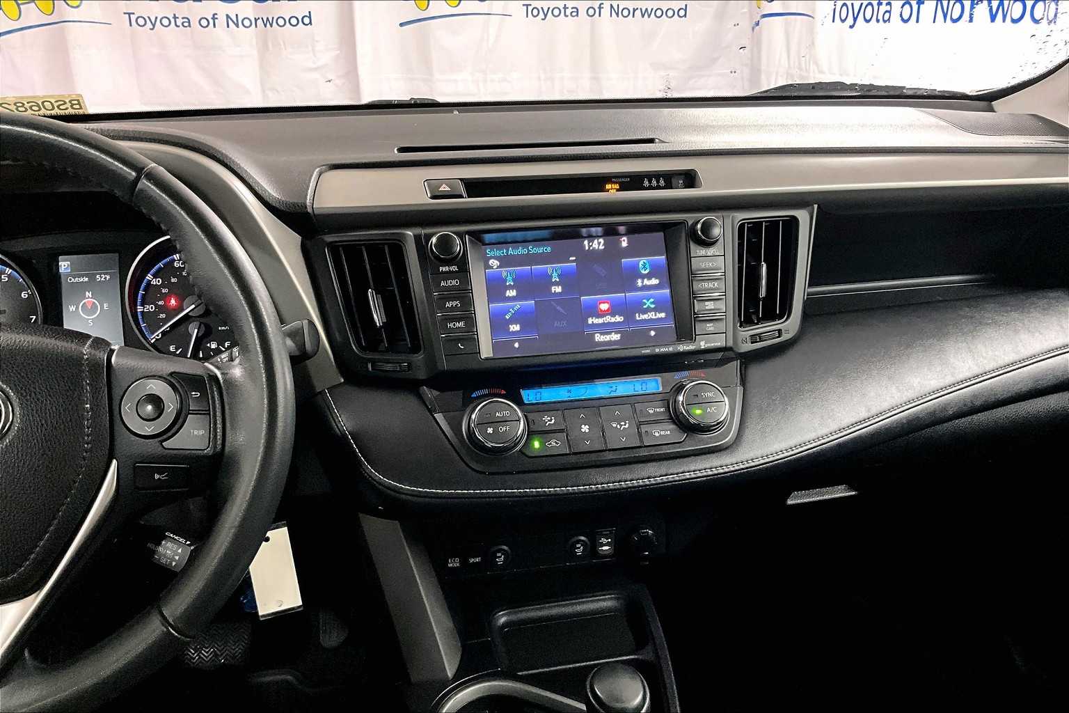 2017 Toyota RAV4 XLE - Photo 18