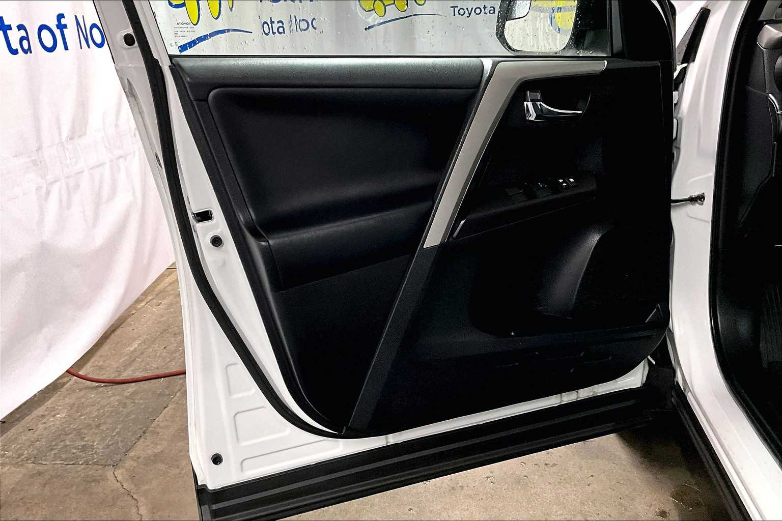 2017 Toyota RAV4 XLE - Photo 9
