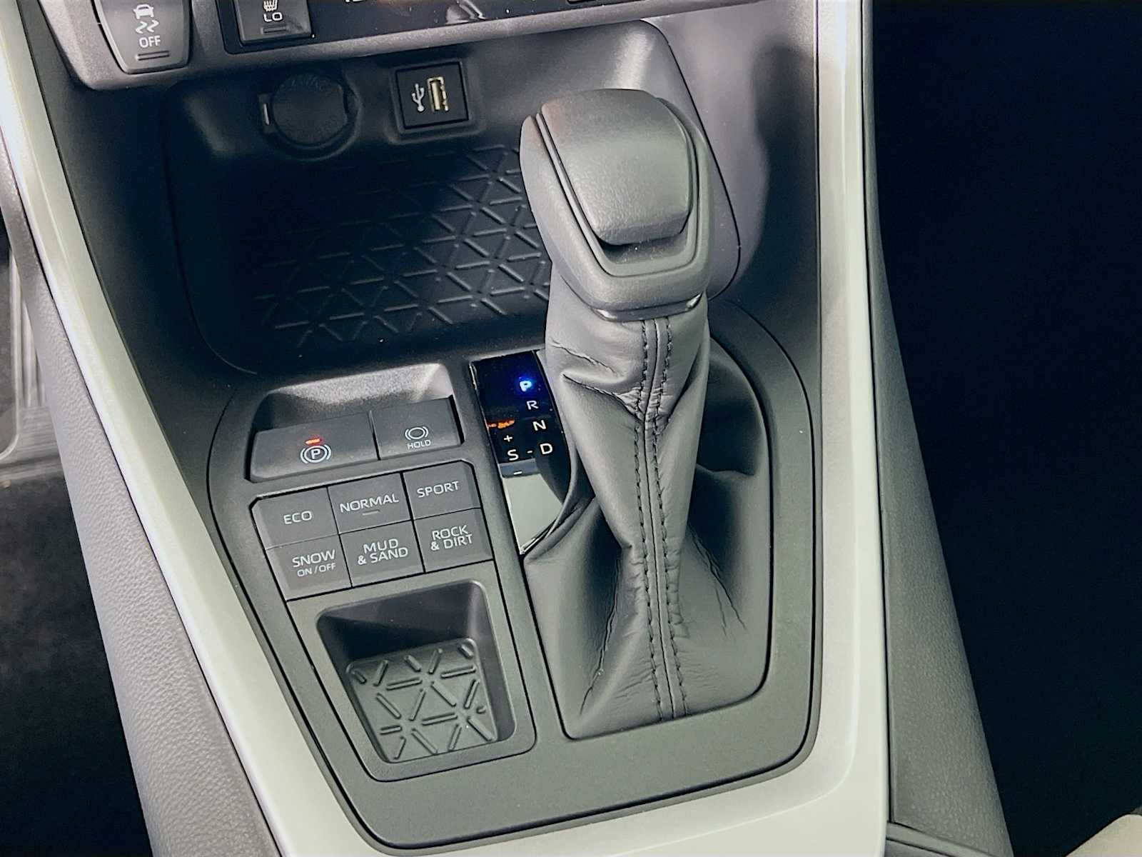 2025 Toyota RAV4 XLE - Photo 11