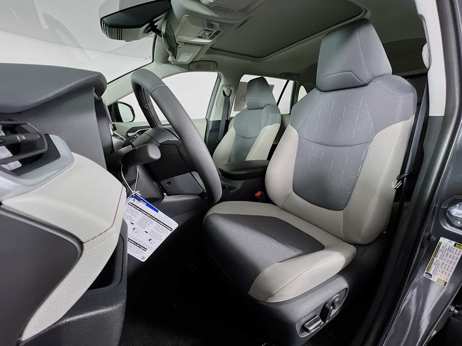 2025 Toyota RAV4 XLE - Photo 12
