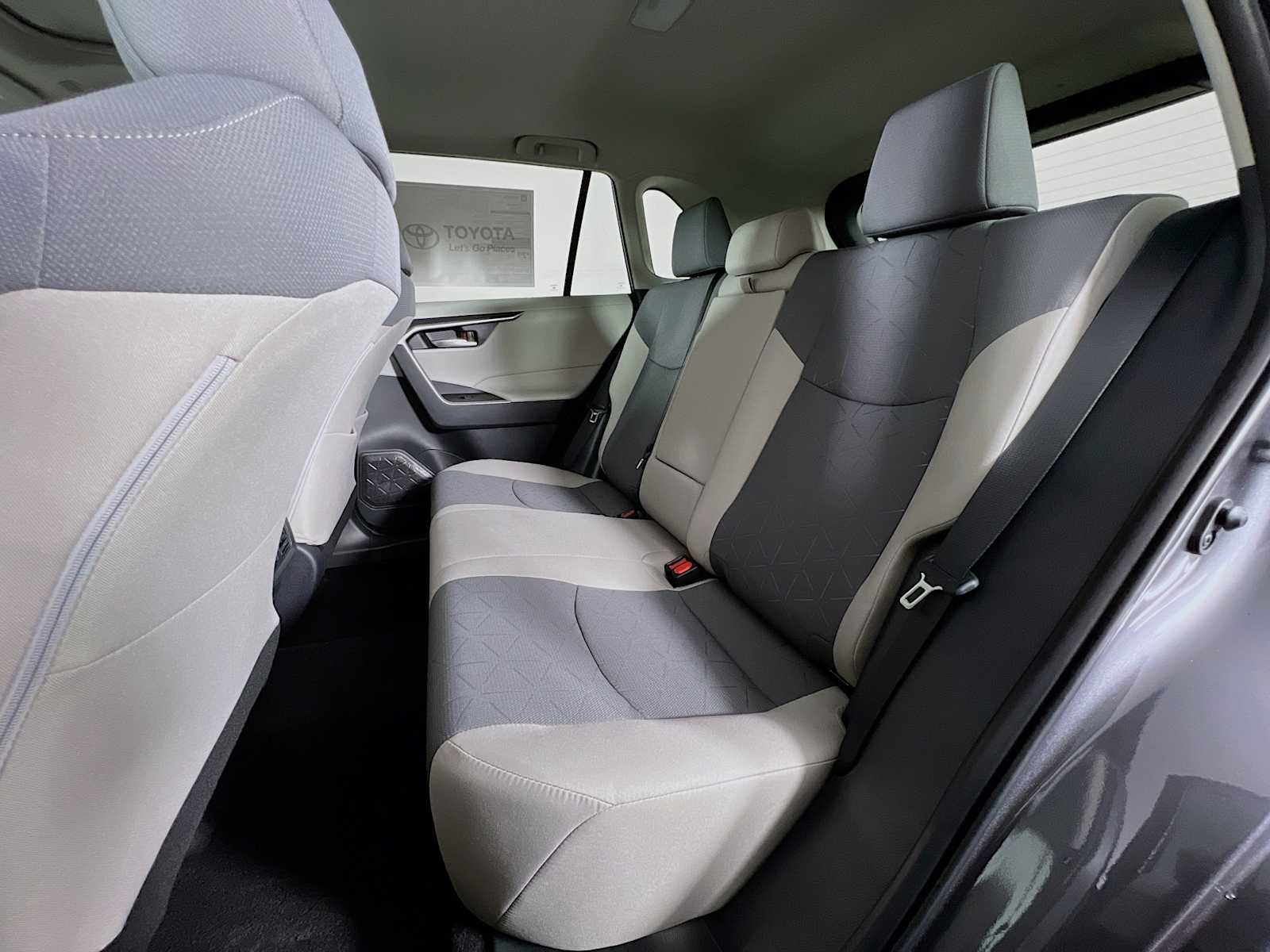 2025 Toyota RAV4 XLE - Photo 13