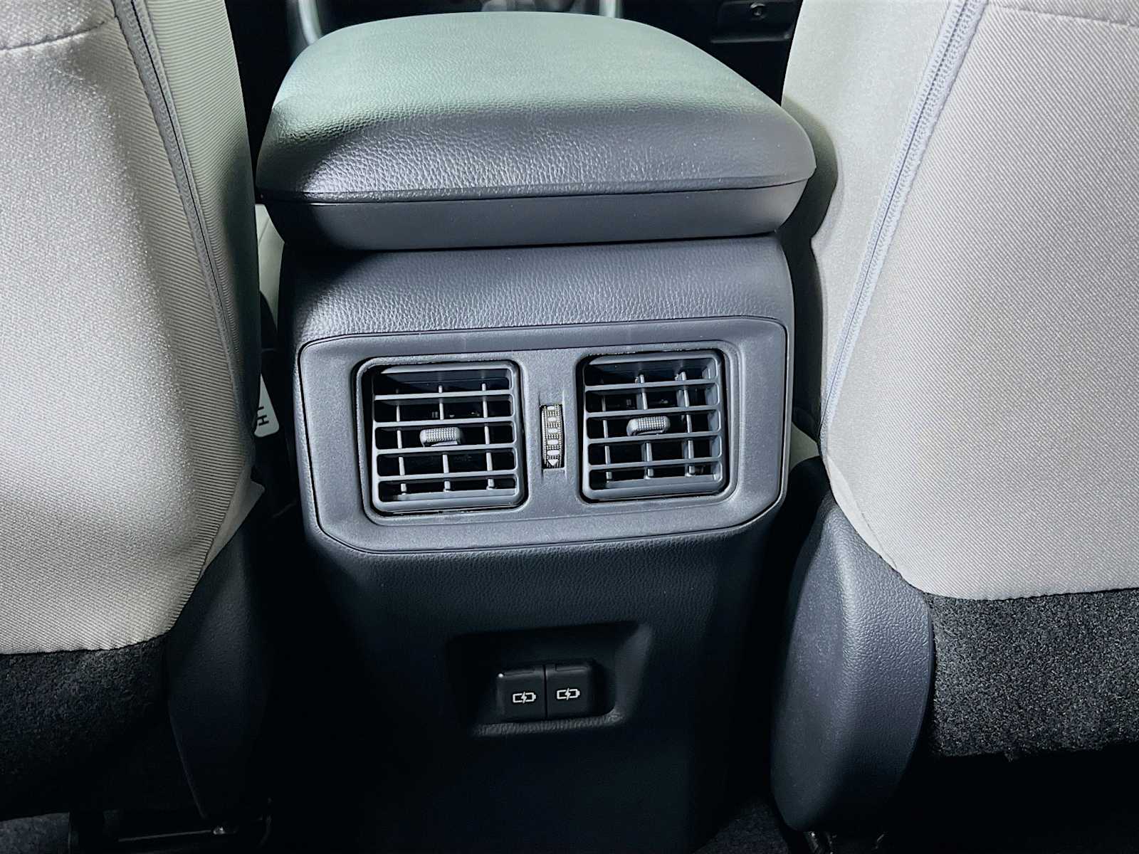 2025 Toyota RAV4 XLE - Photo 14